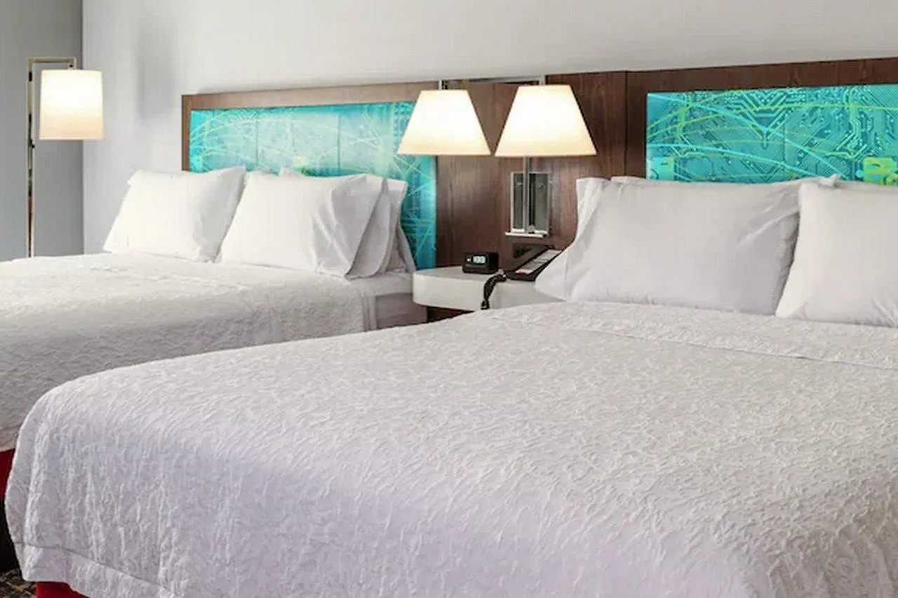 Hampton Inn & Suites By Hilton Toronto Downtown Hotel